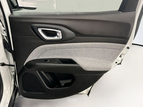 Used 2025 Jeep Compass Latitude image 30