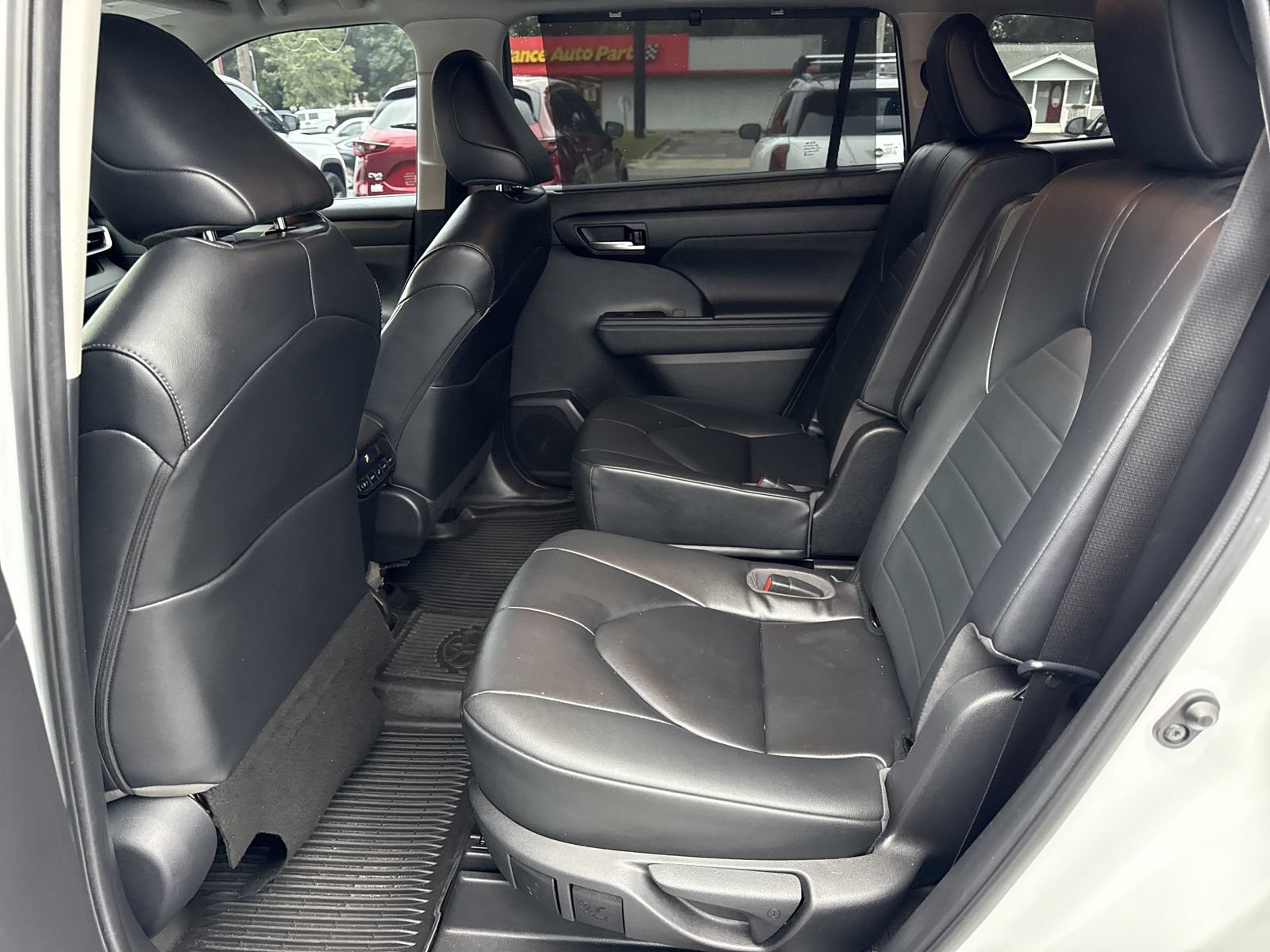 Used 2023 Toyota Highlander XLE FWD image 10