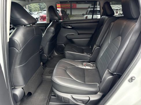 Used 2023 Toyota Highlander XLE FWD image 10