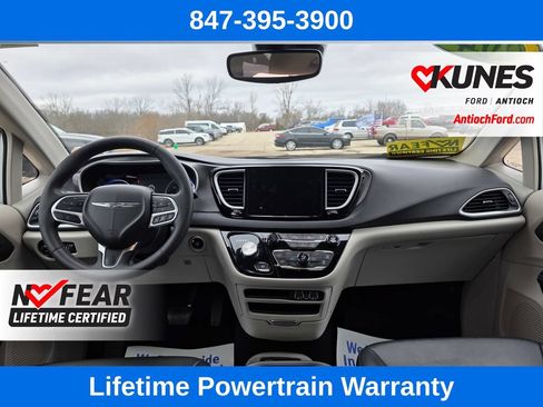 Used 2024 Chrysler Pacifica Touring-L FWD image 36