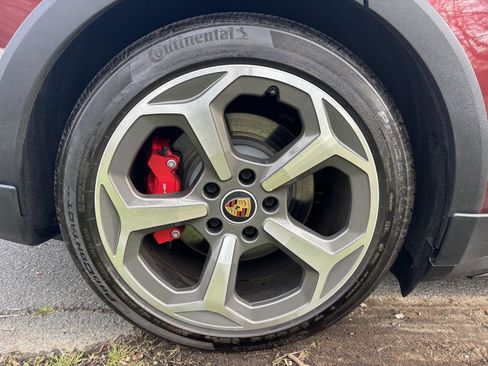 Used 2022 Porsche Taycan 4S w/ Off-Road Design Package image 27