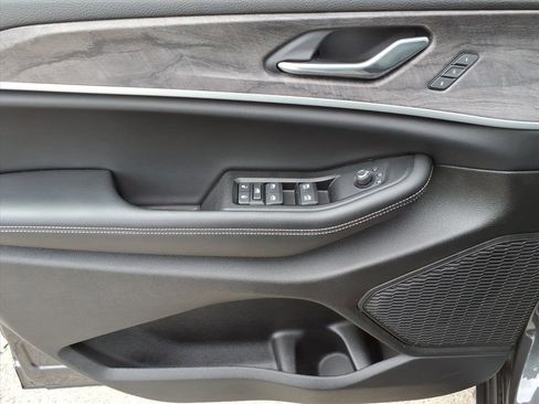 Used 2025 Jeep Grand Cherokee Limited image 15