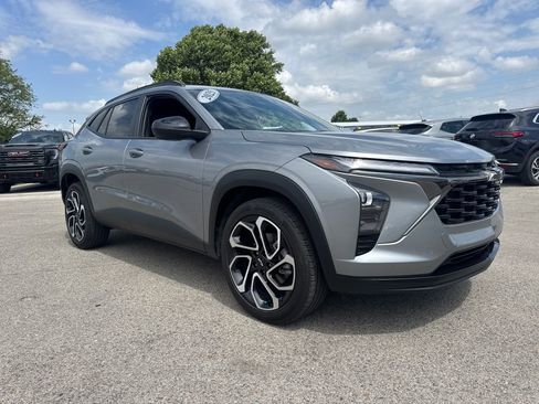 Used 2025 Chevrolet Trax RS w/ Sunroof Package FWD image 10