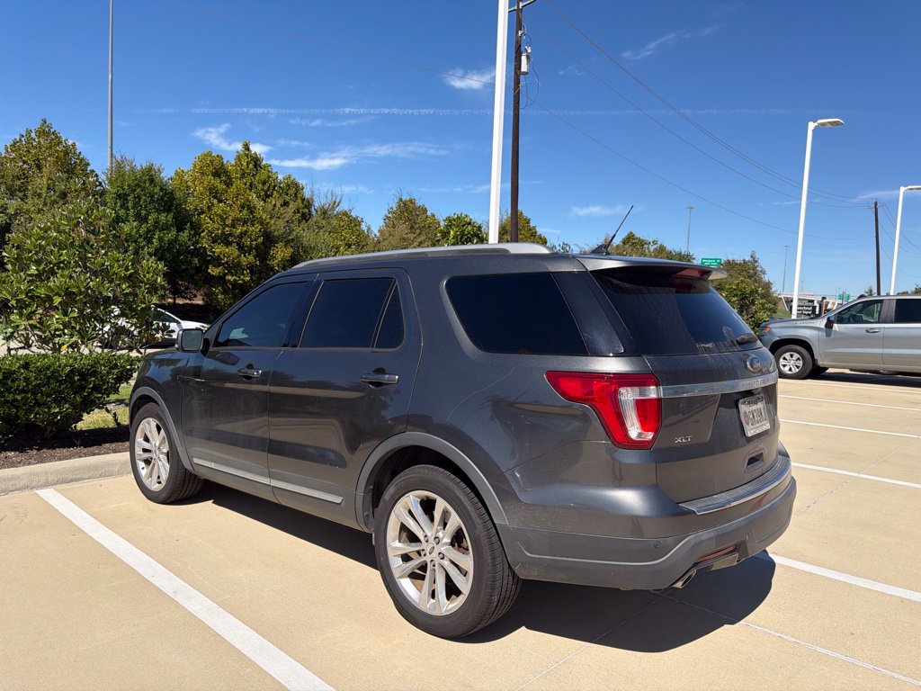 Used 2018 Ford Explorer XLT w/ Equipment Group 202A FWD image 3