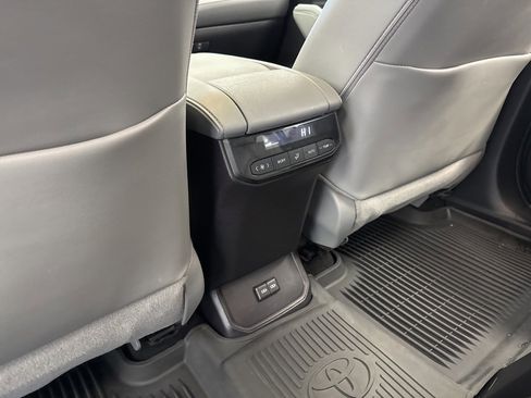 Certified 2024 Toyota Highlander XLE image 44