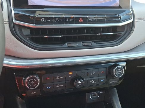 Certified 2024 Jeep Compass Limited image 29