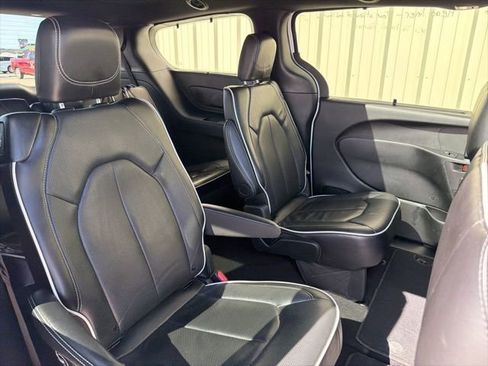 Used 2025 Chrysler Pacifica Limited image 9