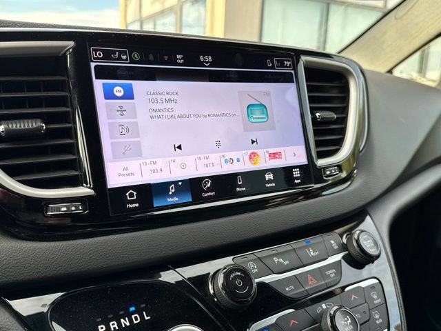Used 2025 Chrysler Pacifica Select FWD image 27