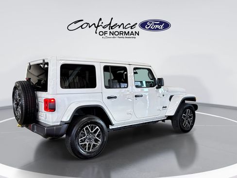 Used 2026 Jeep Wrangler Unlimited Sahara AWD/4WD image 9