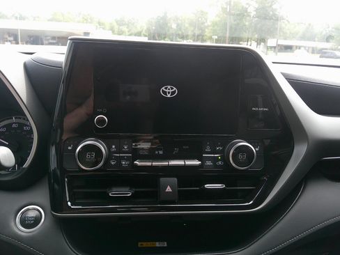 Used 2024 Toyota Highlander XLE image 21