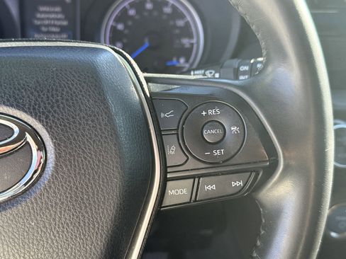 Used 2021 Toyota Venza LE w/ Carpet Mat Package (TMS) image 16