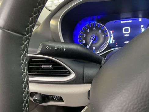 Used 2023 Chrysler Pacifica Touring-L FWD image 22
