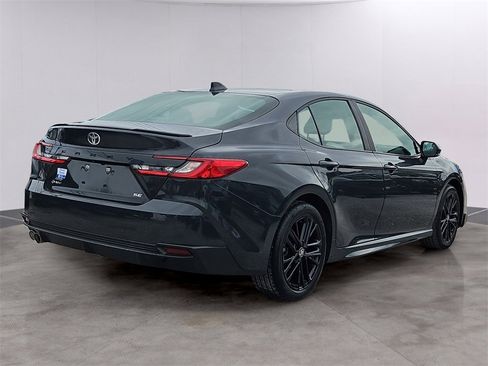 Used 2025 Toyota Camry SE w/ Convenience Package image 4