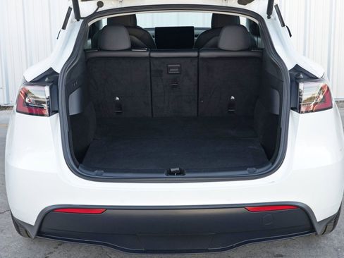 Used 2021 Tesla Model Y Long Range image 10