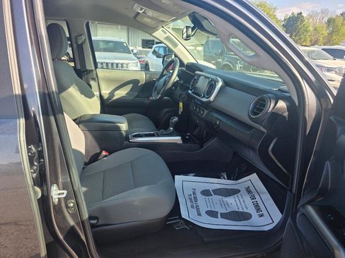 Used 2022 Toyota Tacoma SR5 w/ Technology Package image 9