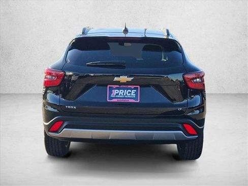 Used 2025 Chevrolet Trax LT w/ LT Convenience Package image 7