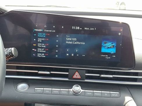 Certified 2025 Hyundai Elantra Limited FWD image 17