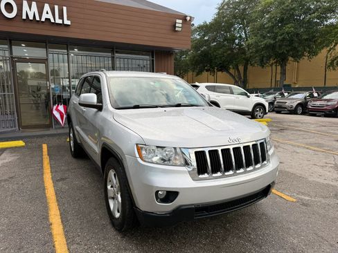 Used 2011 Jeep Grand Cherokee Laredo AWD/4WD image 3