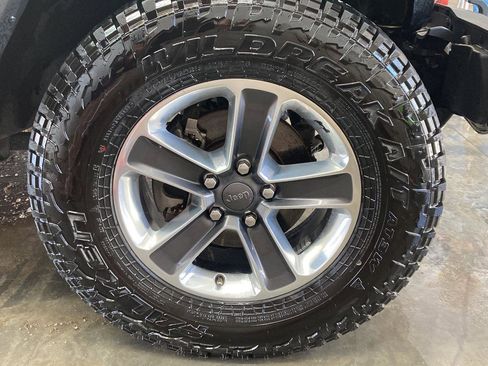 Used 2019 Jeep Wrangler Unlimited Sahara image 30