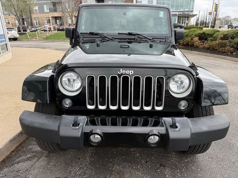 Used 2016 Jeep Wrangler Unlimited Sahara w/ Connectivity Group AWD/4WD image 10