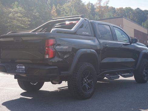Used 2025 Chevrolet Colorado ZR2 w/ Midnight Edition image 9