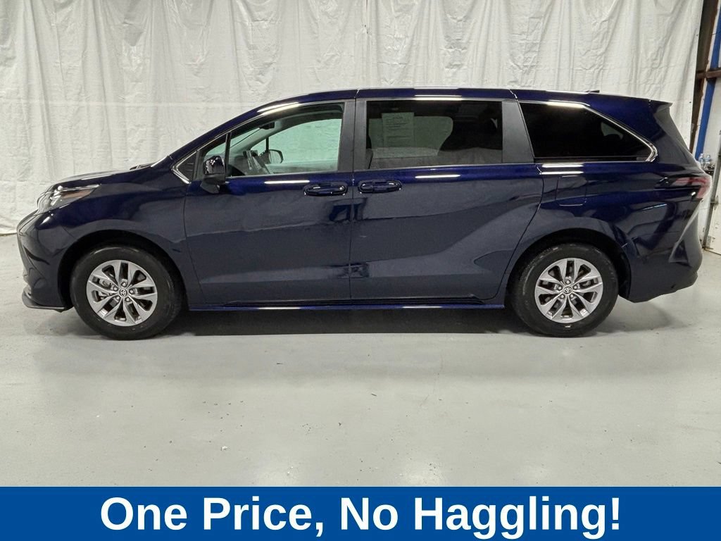 Used 2026 Toyota Sienna LE AWD/4WD image 4