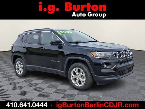 Used 2024 Jeep Compass Latitude AWD/4WD image 1