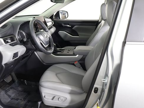 Used 2024 Toyota Highlander XLE AWD/4WD image 33