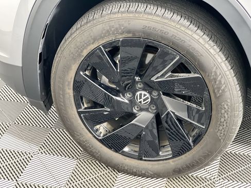 Used 2025 Volkswagen Atlas Cross Sport SE FWD image 7