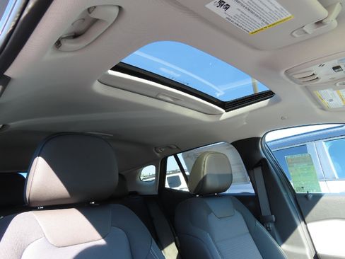 New 2025 Chevrolet Trax LT w/ Sunroof Package image 31