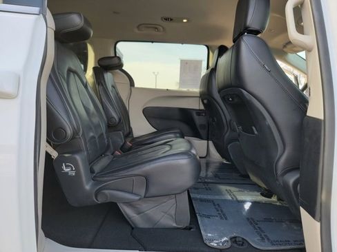 Used 2022 Chrysler Pacifica Touring-L image 32