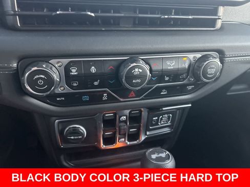 Used 2025 Jeep Wrangler Sahara image 30