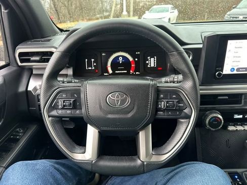 Certified 2025 Toyota 4Runner SR5 AWD/4WD image 36