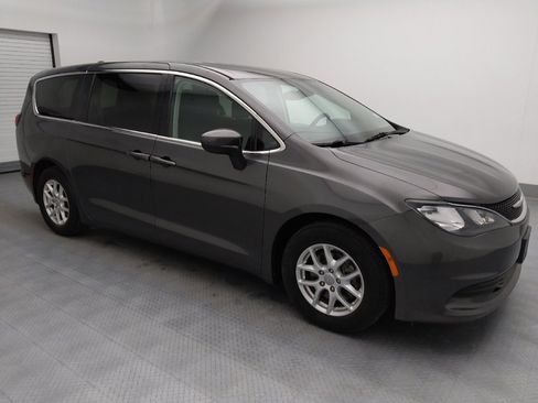 Used 2017 Chrysler Pacifica Touring image 11