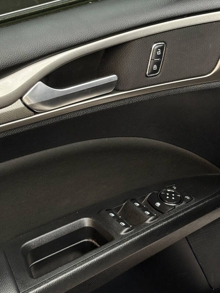 Used 2018 Ford Fusion SE w/ Fusion SE Technology Package FWD image 18