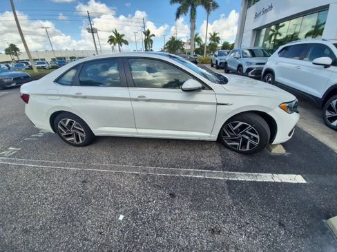 Used 2023 Volkswagen Jetta SEL FWD image 2