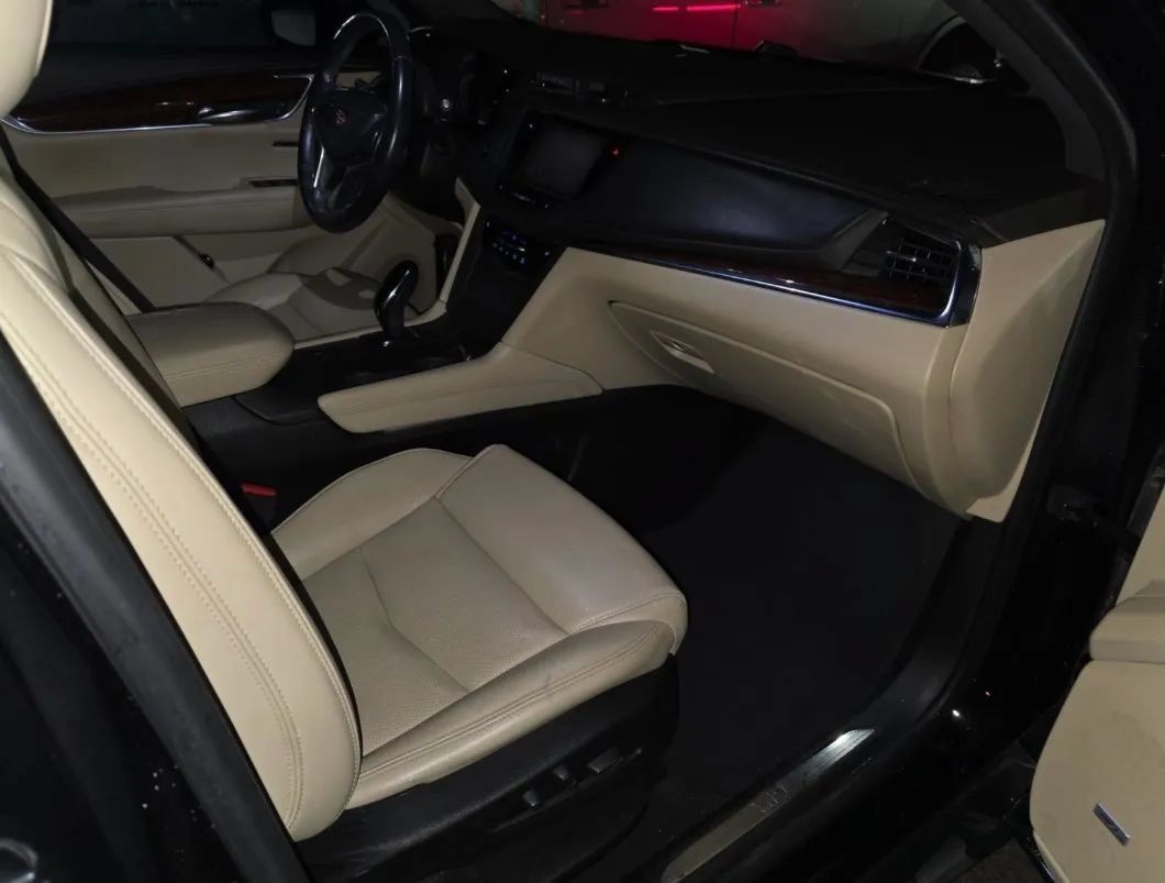 Used 2018 Cadillac XT5 Luxury w/ Driver Awareness Package FWD image 8