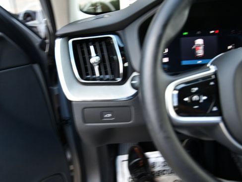 Used 2025 Volvo XC60 B5 Plus image 18