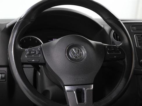 Used 2017 Volkswagen Tiguan S image 7