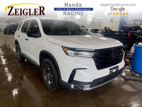 Used 2025 Honda Pilot TrailSport image 1
