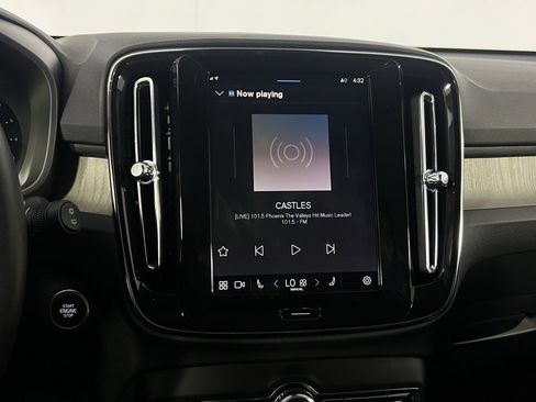 Used 2025 Volvo XC40 B5 Plus image 18