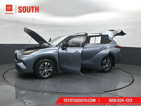 Used 2022 Toyota Highlander XLE AWD/4WD image 60