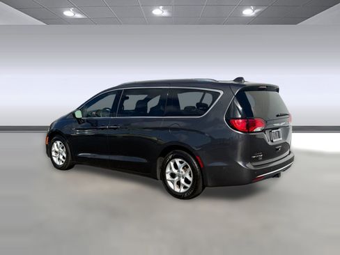 Used 2020 Chrysler Pacifica Touring-L image 3