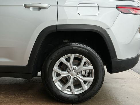Used 2023 Jeep Grand Cherokee Limited image 23