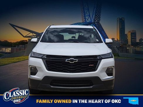 Used 2023 Chevrolet Traverse RS FWD image 2