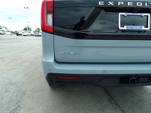 Used 2025 Ford Expedition Active AWD/4WD image 8