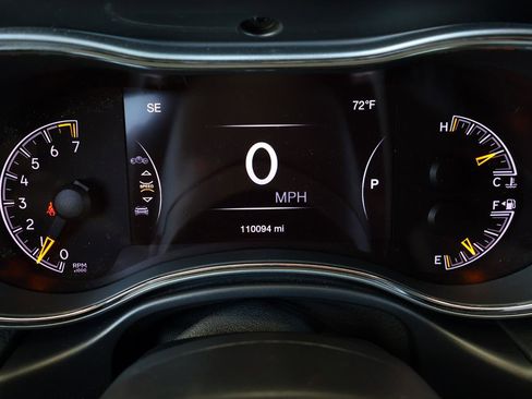 Used 2018 Jeep Grand Cherokee Altitude RWD image 27