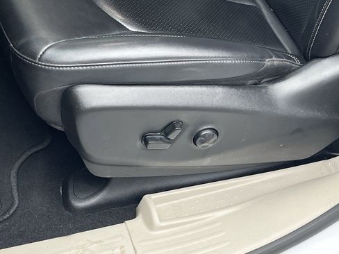 Used 2024 Chrysler Pacifica Touring-L image 10