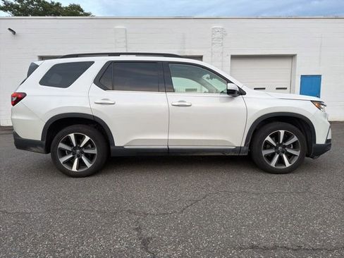 Used 2024 Honda Pilot Touring image 4