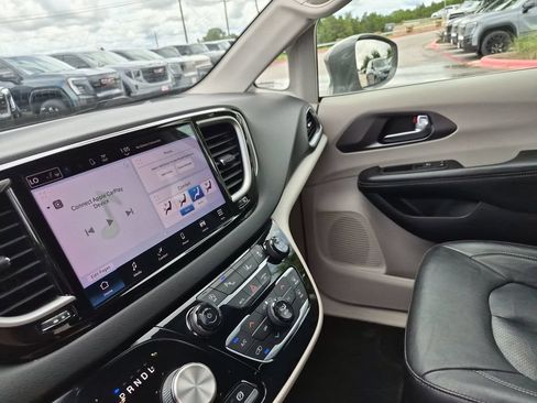 Used 2022 Chrysler Pacifica Touring-L FWD image 25